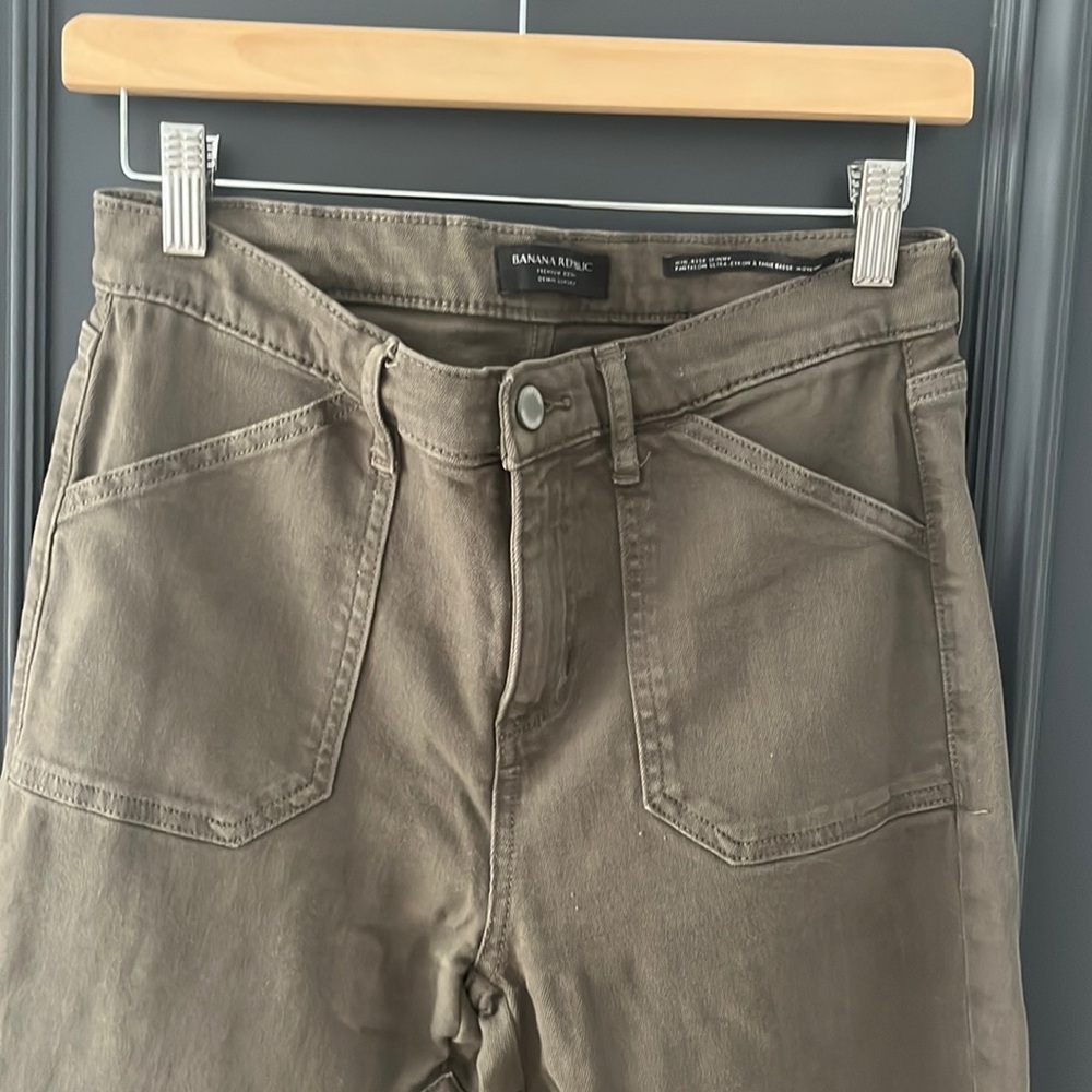 Banana Republic riding pant with zippers down calf. Size 27. Brown wash